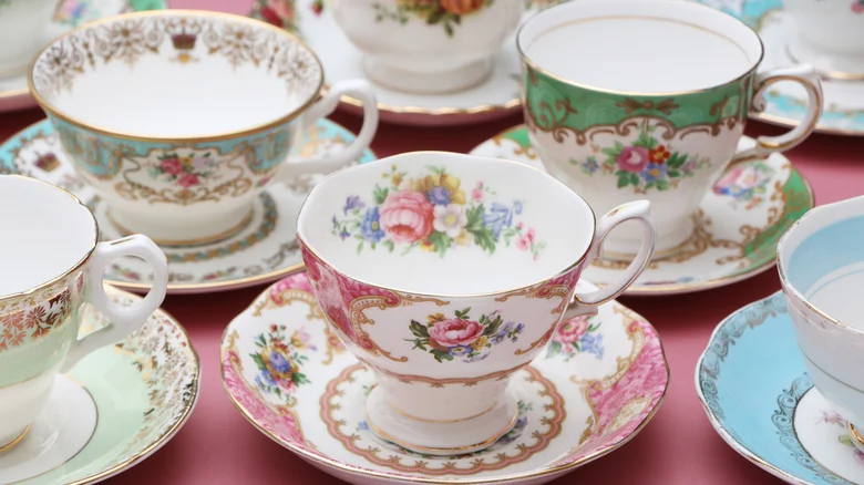 12 Charming DIY Planters You Can Make Using Old Tea Cups